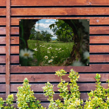 Natuurlijke opening naar bloemenveld tuinposter
