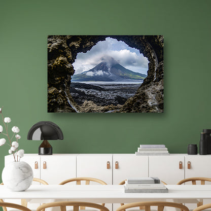 Vulkanisch landschap gezien door een rotsopening canvas