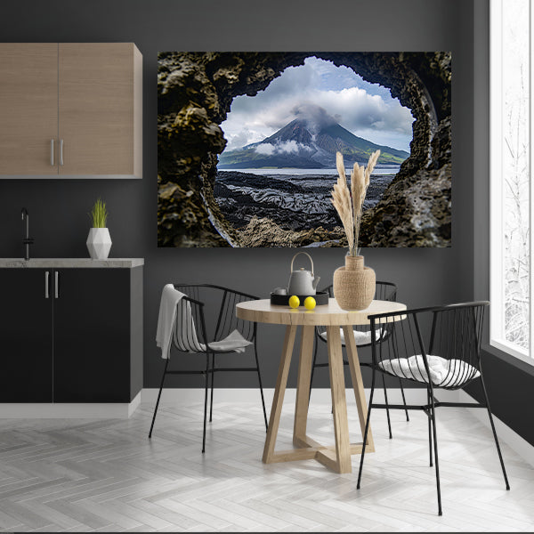 Vulkanisch landschap gezien door een rotsopening canvas