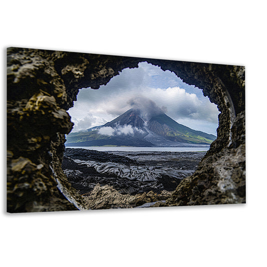 Vulkanisch landschap gezien door een rotsopening canvas