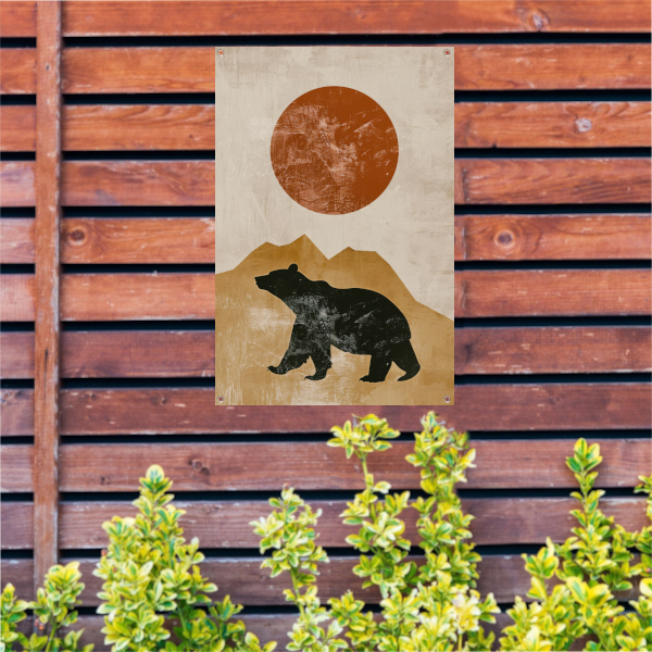 Minimalistische weergave van beer en bergen bij zonsondergang tuinposter