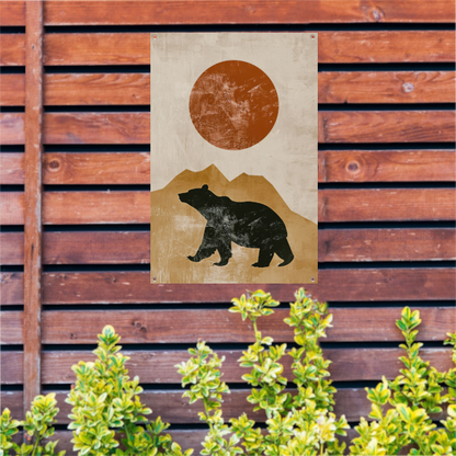 Minimalistische weergave van beer en bergen bij zonsondergang tuinposter