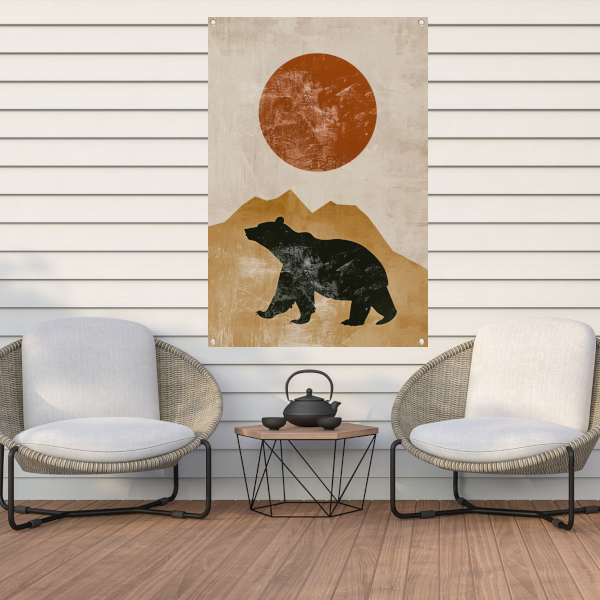 Minimalistische weergave van beer en bergen bij zonsondergang tuinposter