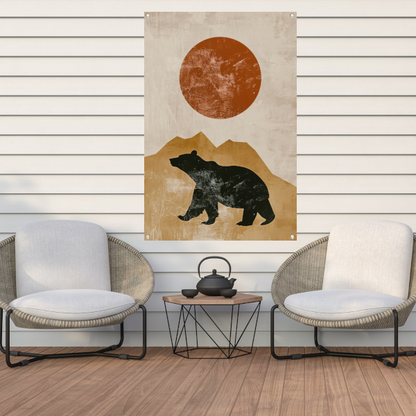 Minimalistische weergave van beer en bergen bij zonsondergang tuinposter