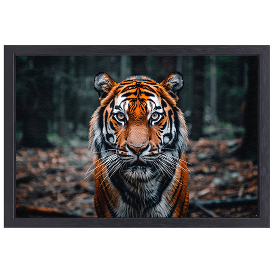 Realistische tijger in bosrijke omgeving canvas met baklijst