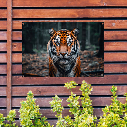 Realistische tijger in bosrijke omgeving tuinposter