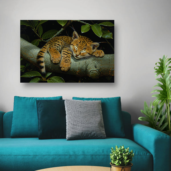 Slapende wilde kat op boomtak poster