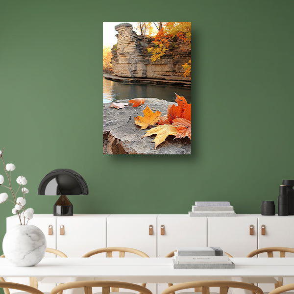 Herfstbladeren langs de rivier bij rotsen   canvas