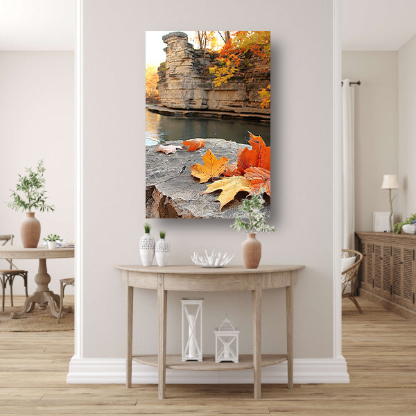 Herfstbladeren langs de rivier bij rotsen   canvas