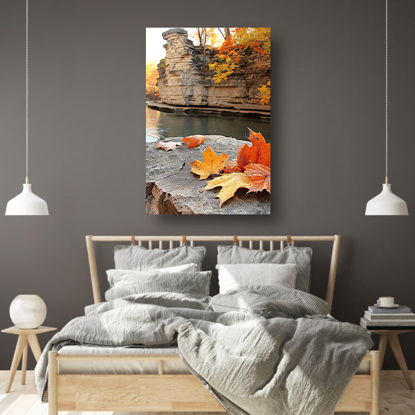 Herfstbladeren langs de rivier bij rotsen   canvas