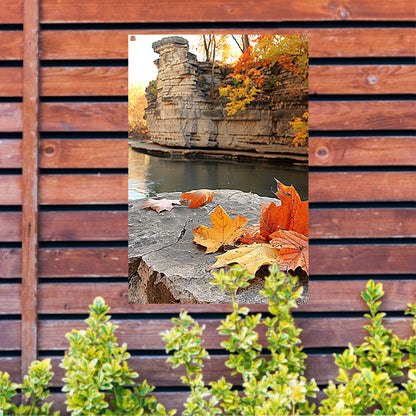 Herfstbladeren langs de rivier bij rotsen   tuinposter