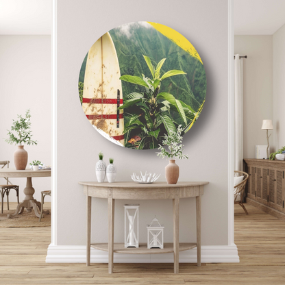 Surfplank en tropische plant met bergzicht forex muurcirkel