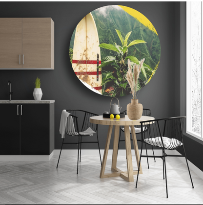 Surfplank en tropische plant met bergzicht forex muurcirkel