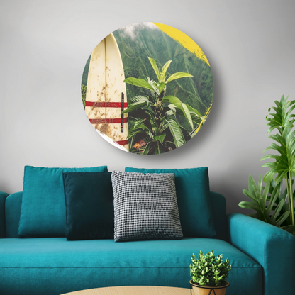Surfplank en tropische plant met bergzicht forex muurcirkel
