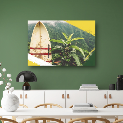 Surfplank en tropische plant met bergzicht canvas met baklijst