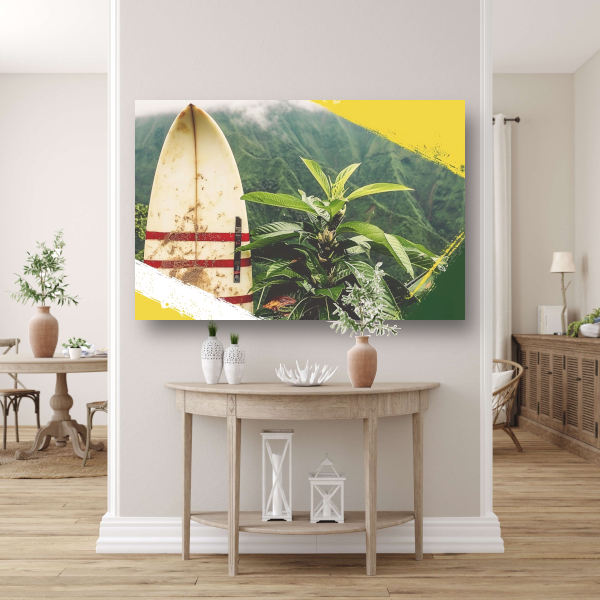 Surfplank en tropische plant met bergzicht canvas met baklijst