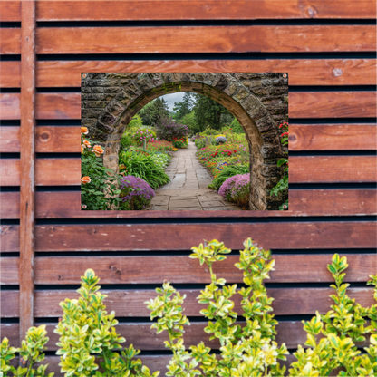 Serene Tuinpoort naar Weelderige Oase tuinposter