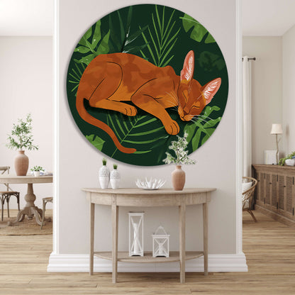 Slapende kat tussen tropische bladeren schilderij aluminium muurcirkel