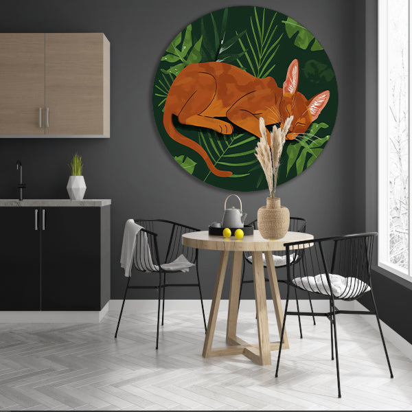 Slapende kat tussen tropische bladeren schilderij aluminium muurcirkel