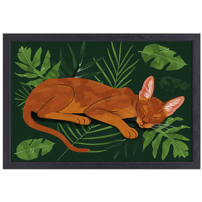 Slapende kat tussen tropische bladeren schilderij canvas met baklijst