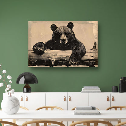 Beer leunend op boomstam in zwart-witcanvas