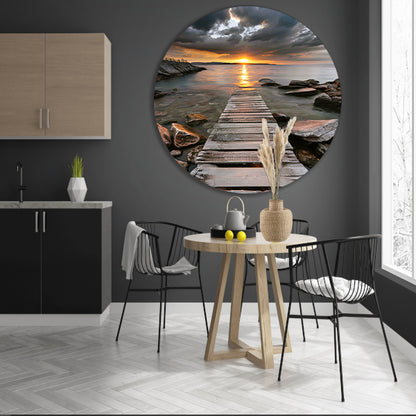 Gouden zonsondergang met dramatische wolken en steiger forex muurcirkel