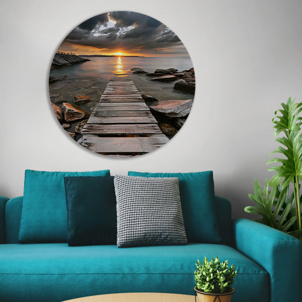 Gouden zonsondergang met dramatische wolken en steiger aluminium muurcirkel