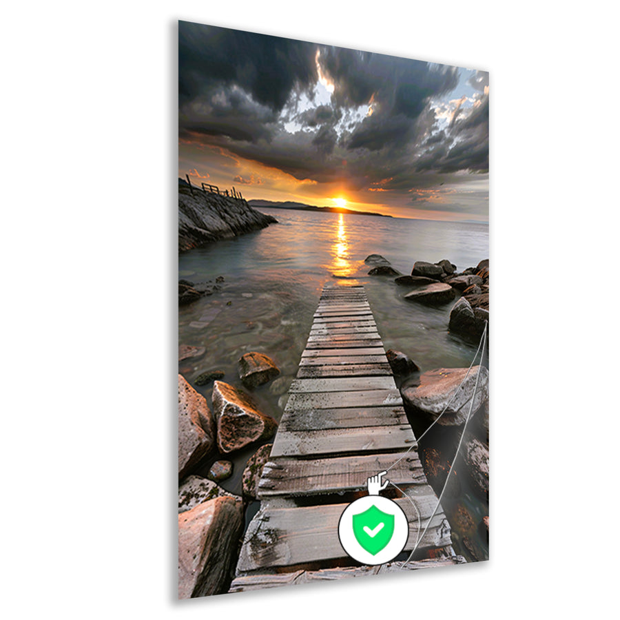 Gouden zonsondergang met dramatische wolken en steiger poster