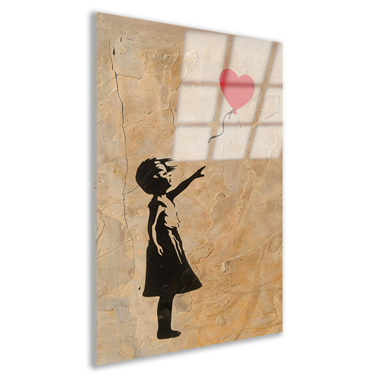 Meisje reikt naar zwevend hart op gebarsten achtergrond acrylglas