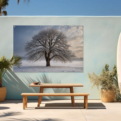 Winterboom in besneeuwd landschap bij zonsondergang tuinposter
