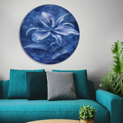 Gedetailleerde digitale lelie in blauw-wit aluminium muurcirkel