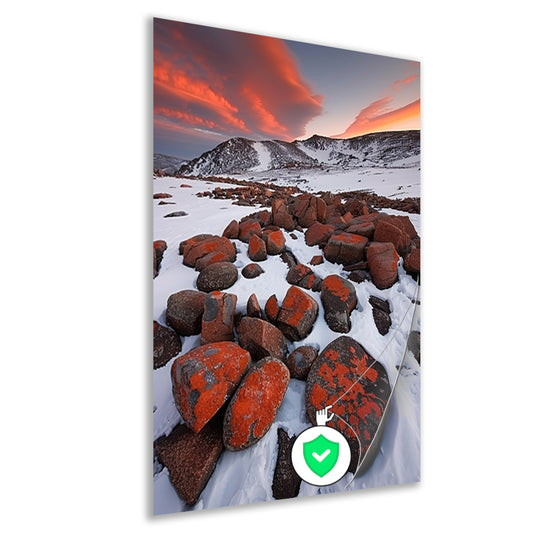 Adembenemend besneeuwd berglandschap met rode rotsen poster