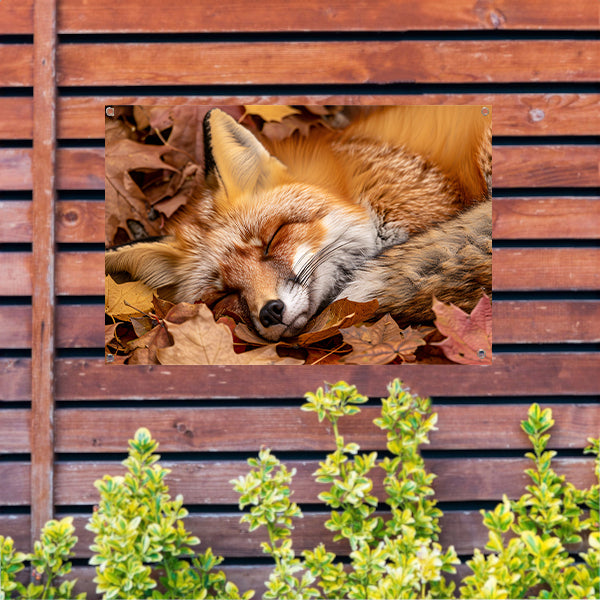 Slapende vos tussen herfstbladeren tuinposter