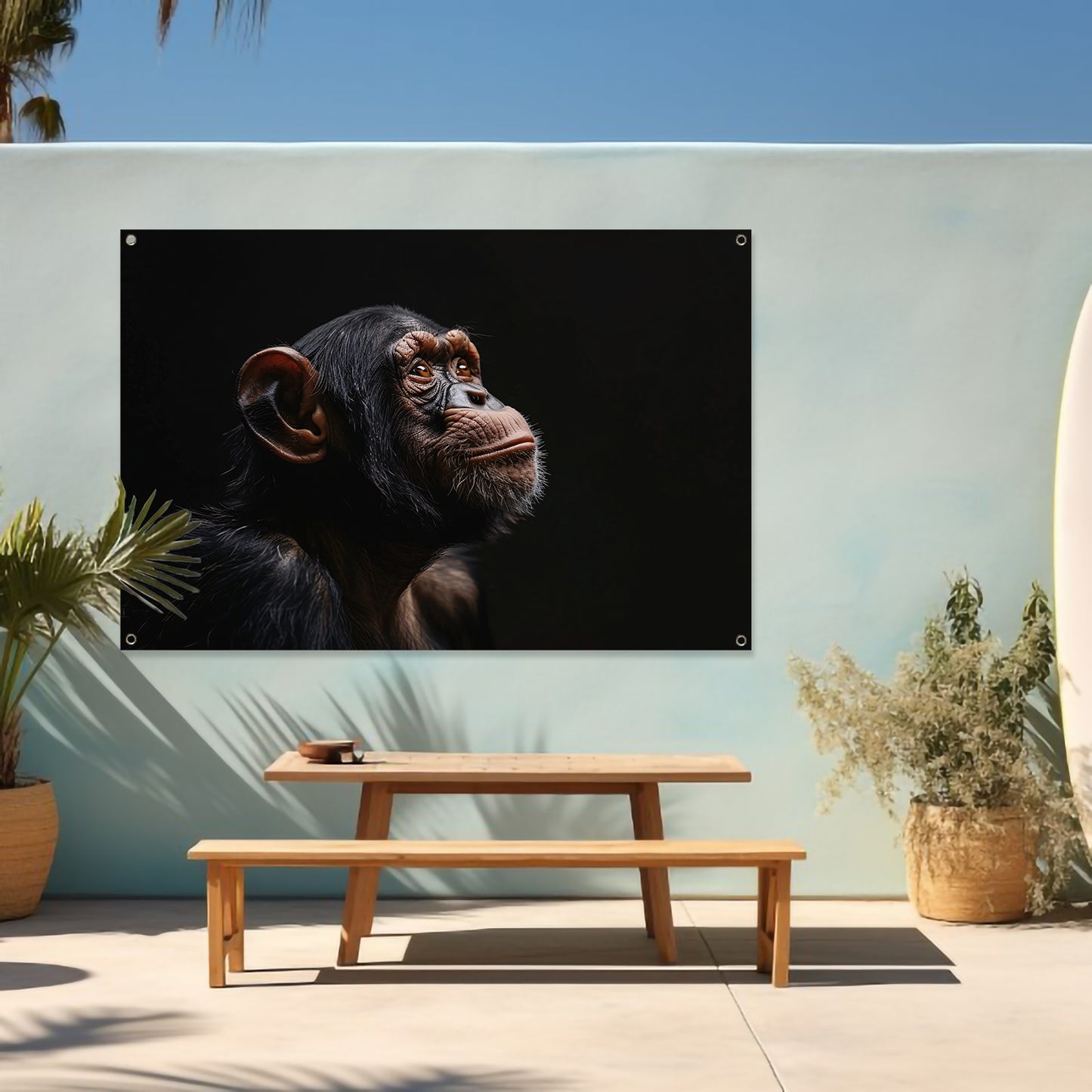 Gedetailleerd chimpanseeportret met donkere achtergrond tuinposter