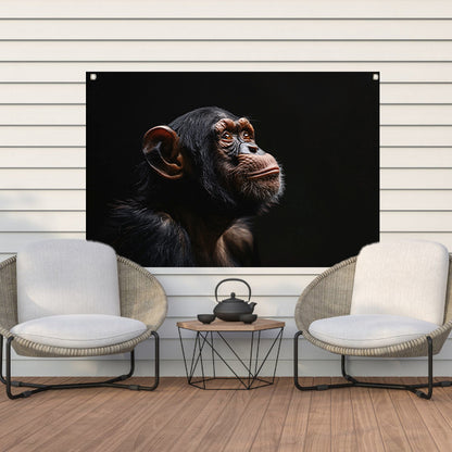 Gedetailleerd chimpanseeportret met donkere achtergrond tuinposter