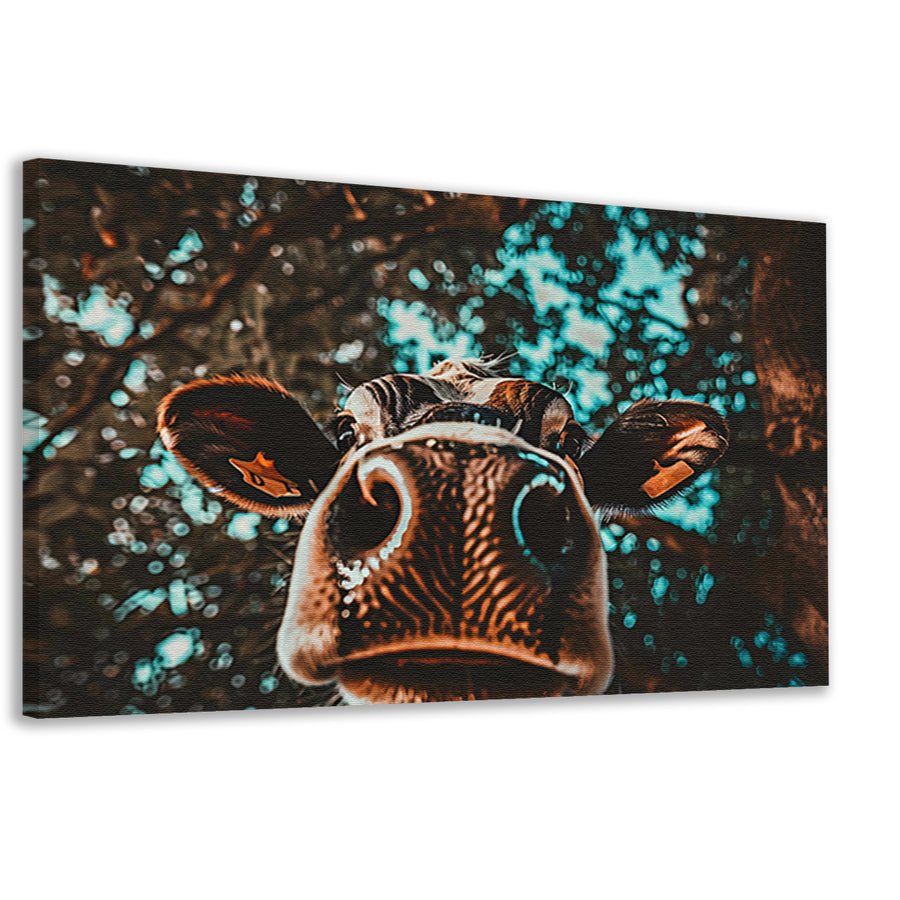 Nieuwsgierige koe onder dynamische bomen canvas