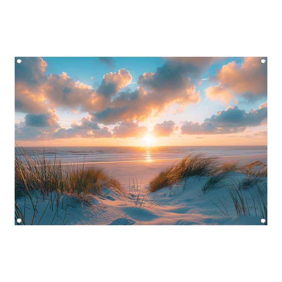 Betoverende zonsopgang op een rustig zandstrand tuinposter