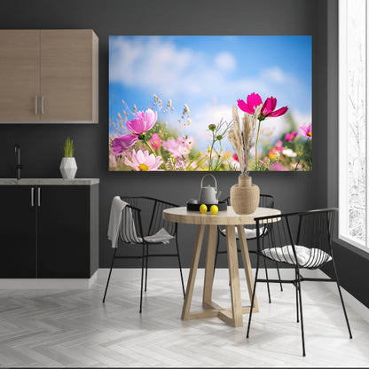Heldere bloemen tegen een blauwe hemel poster