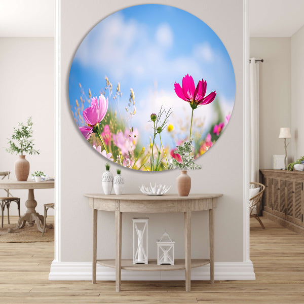 Heldere bloemen tegen een blauwe hemel   forex muurcirkel