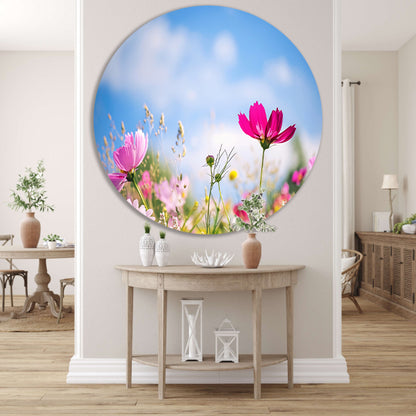 Heldere bloemen tegen een blauwe hemel   forex muurcirkel