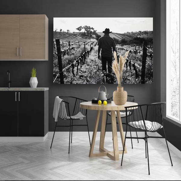 Man wandelt door zonovergoten wijngaard poster