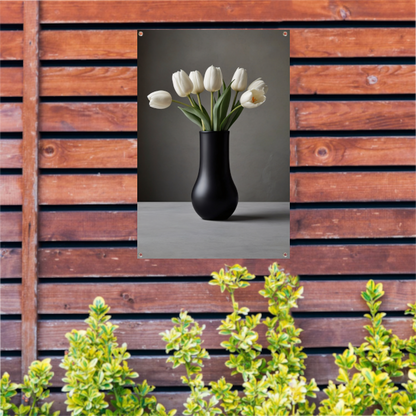 Minimalistische Witte Tulpen in Elegante Zwarte Vaas tuinposter