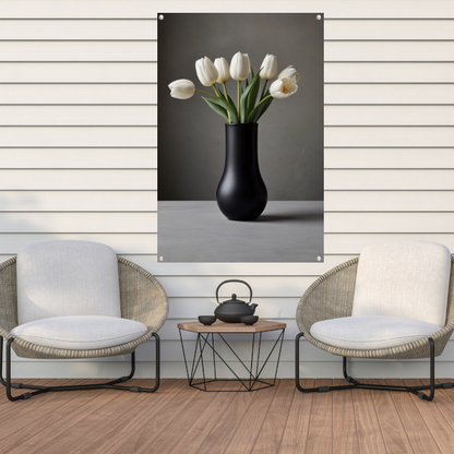Minimalistische Witte Tulpen in Elegante Zwarte Vaas tuinposter