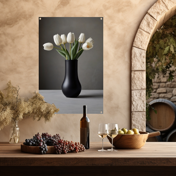 Minimalistische Witte Tulpen in Elegante Zwarte Vaas tuinposter