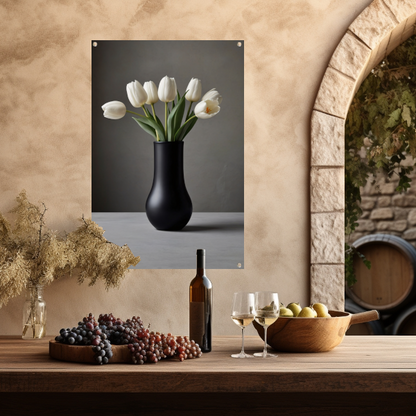 Minimalistische Witte Tulpen in Elegante Zwarte Vaas tuinposter