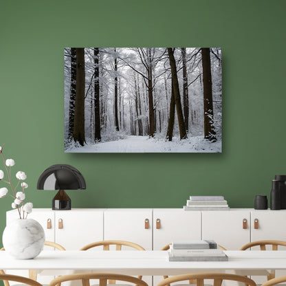 Betoverend besneeuwd bos in de winter poster