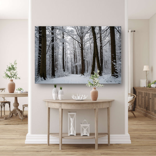 Betoverend besneeuwd bos in de winter poster