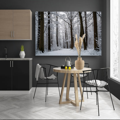 Betoverend besneeuwd bos in de winter poster