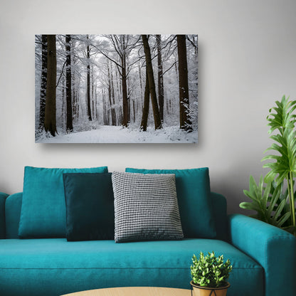 Betoverend besneeuwd bos in de winter poster