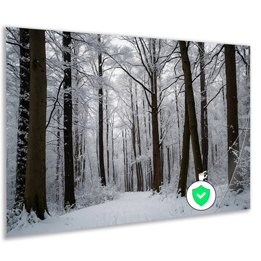 Betoverend besneeuwd bos in de winter poster